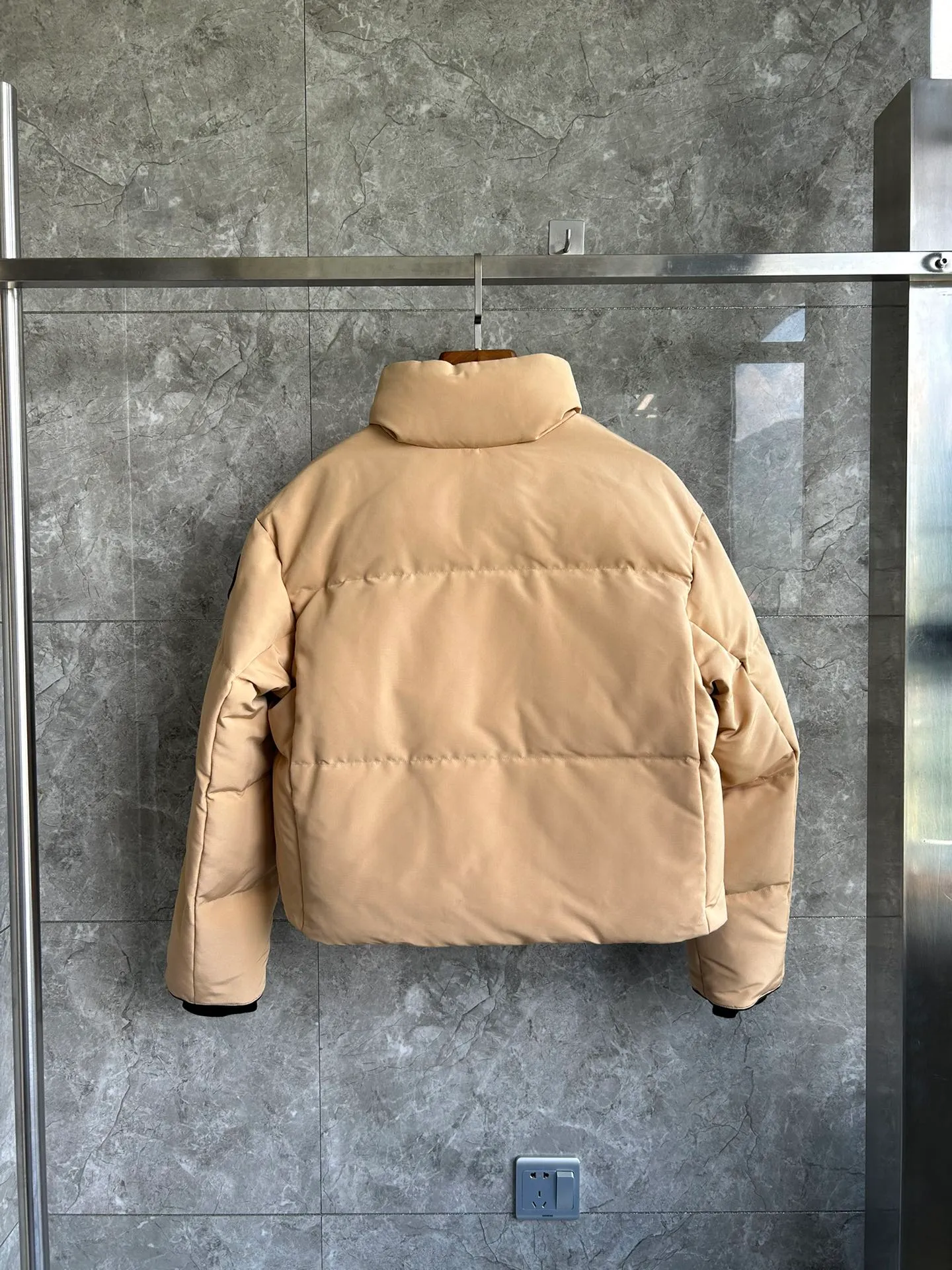 P880 E2266WB Grandview black label short jacket down jacket. Constructed from Arctic Tech recycled fabric®, it features a cinchable hem for sleek styling and storage. Color: Beige. Size: XS S M L XL.